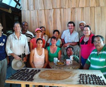 Miembros de ASOPAC en demostración de preparación de dulces de cacao a visitantes.