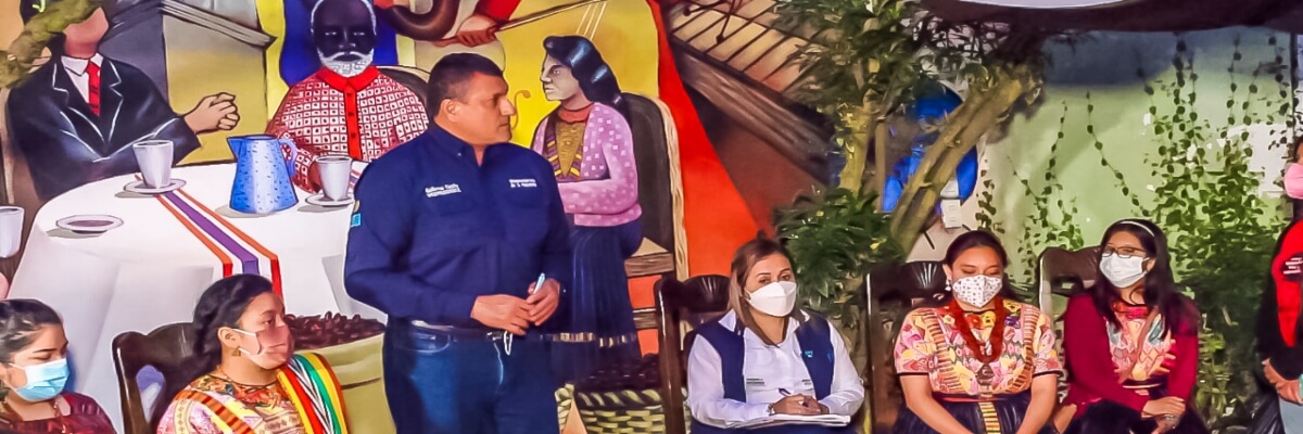 Pequeños productores indígenas dialogan con el Sr. Guillermo Castillo, vicepresidente de la República de Guatemala, con el fin de dar a conocer los avances del subproyecto del campo a la mesa