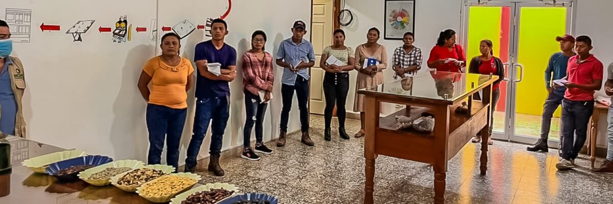 Beneficiarios del subproyecto Reconversión agroforestal y café criollo para el buen vivir del pueblo pech, participan de taller de capacitación sobre administración de fincas