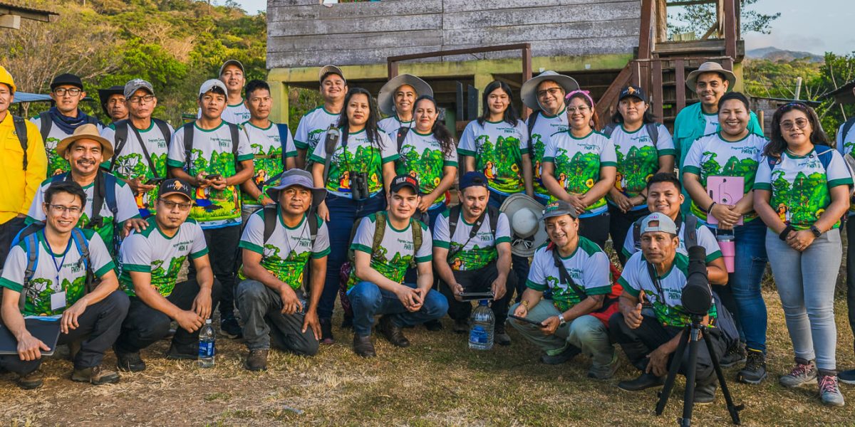 Miembros de comunidades indígenas centroamericanas se capacitan en conservación y uso de herramientas digitales en Río Platanares, Panamá