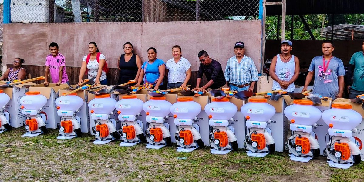 ADITIBRI recibe herramientas para reforestación y agricultura sostenible en Talamanca