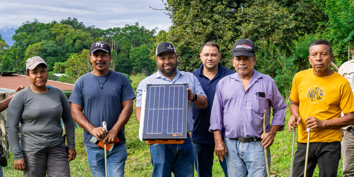 Capacitación práctica en Suretka Talamanca impulsa la ganadería sostenible con nuevas tecnologías