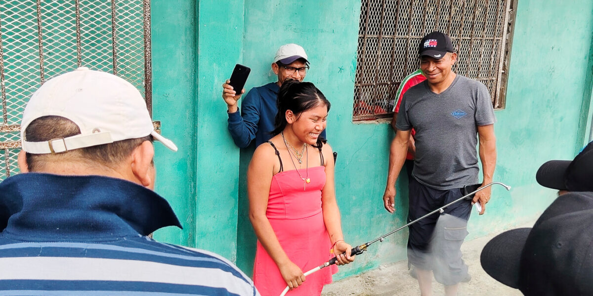Productores Ngäbe de ASAFRI reciben equipos para mejorar el manejo del cacao en Valle de Risco, Bocas del Toro, Panamá