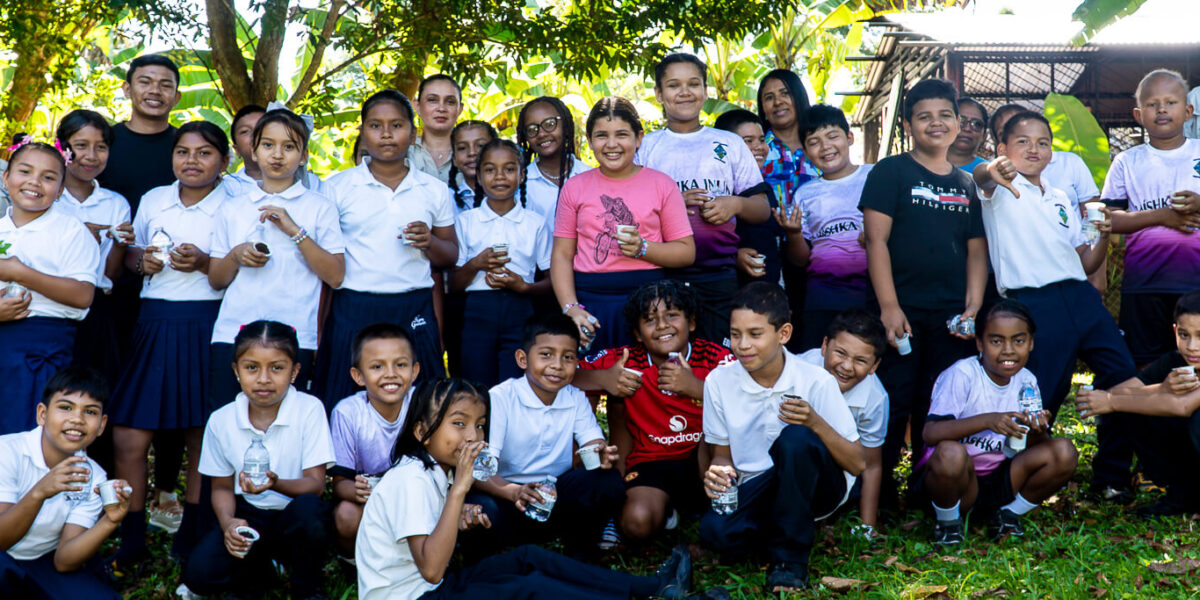 Niñas y niños de la Escuela Suretka en Talamanca se convierten en “Guardianes de la Tierra”
