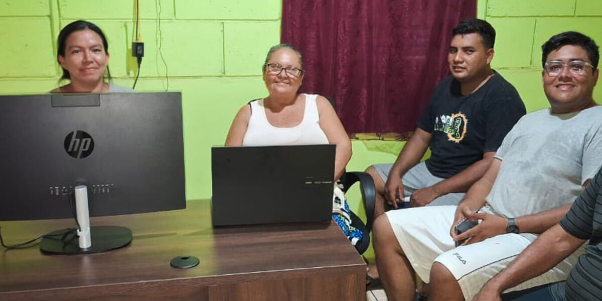 Comunidad Isla Espíritu Santo fortalece su gestión con nuevo equipamiento de oficina en el marco de Subproyecto.