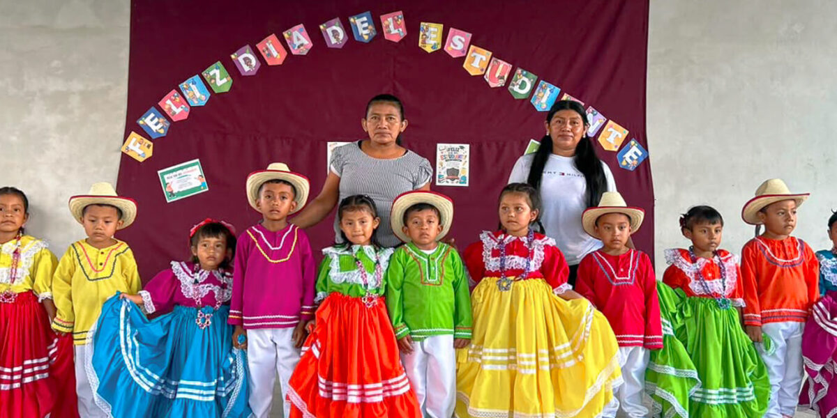 Instituciones educativas reciben trajes folclóricos para fortalecer la identidad cultural comunitaria en Pueblo Nuevo Subirana